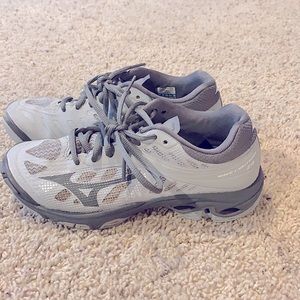 Mizuno women’s Wave Lightning z4 volleyball shoes- 6.5 - great condition